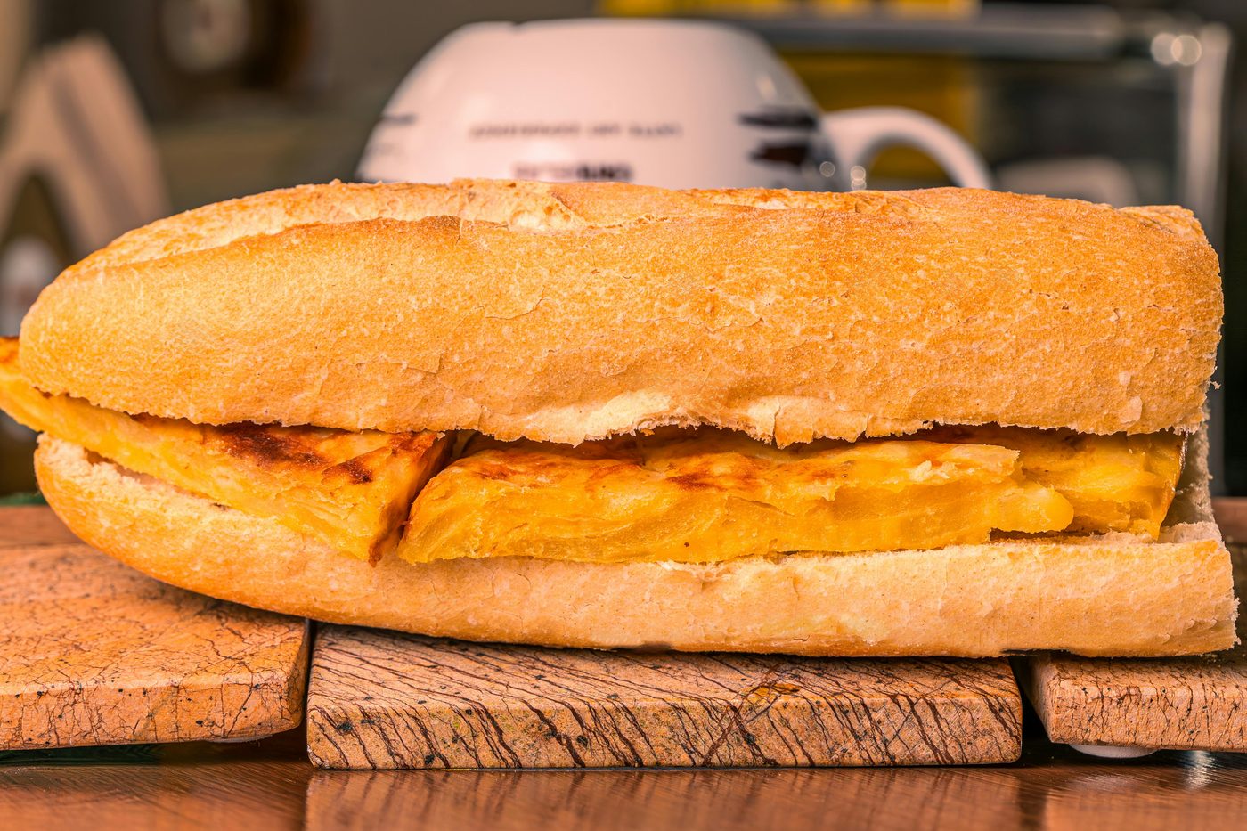 Scientific cross-section illustration of a sandwich